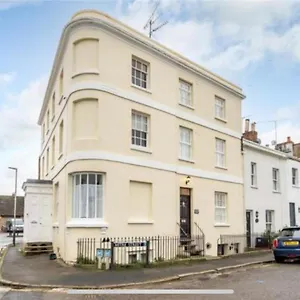 Unique & Stylish Town House, Holiday home