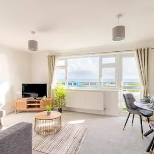 Large Sea View 2 Bedroom Sleeps 6 - Free Parking , Bournemouth United Kingdom